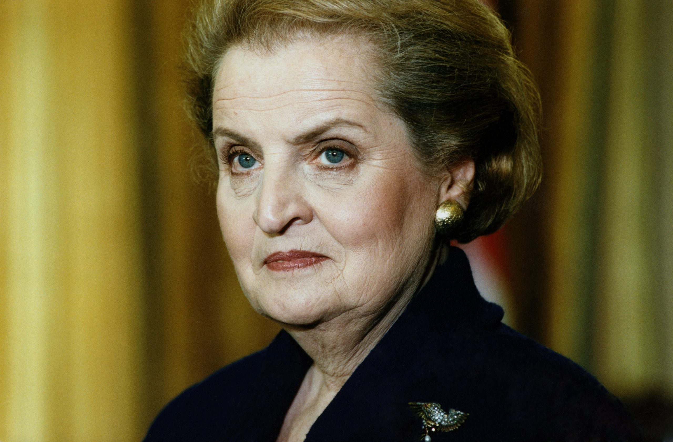 Madeleine Albright: Η πρώτη γυναίκα υπουργός Εξωτερικών των ΗΠΑ που έκανε πολιτική με… καρφίτσες 1