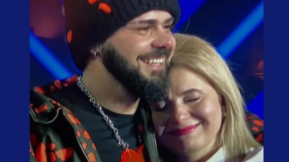 Sing for Greece: Η συγκινητική στιγμή που η μητέρα του Akyla ανεβαίνει στη σκηνή και αγκαλιάζει τον γιο της 1