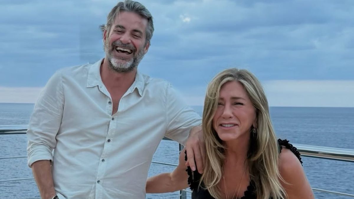 Jennifer Aniston: Το φιλί με τον Jim Curtis για τα 57α γενέθλιά της και η ιστορία πίσω από τη σχέση τους