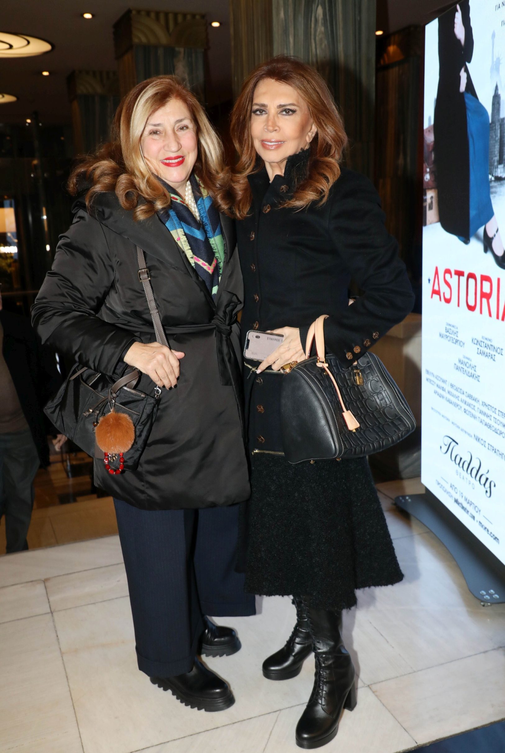 Η Μιμή Ντενίση και η αδελφή της στο θέατρο – Η κοινή έξοδος για τα γενέθλια της Σοφίας Ντενίση 2