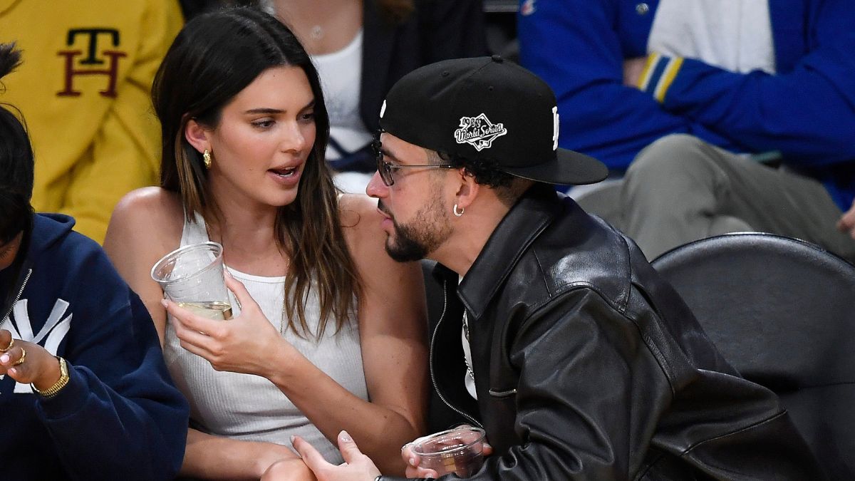 Super Bowl 2026: Η Kendall Jenner παρακολουθεί το show του πρώην της, Bad Bunny, από τις κερκίδες και γίνεται viral