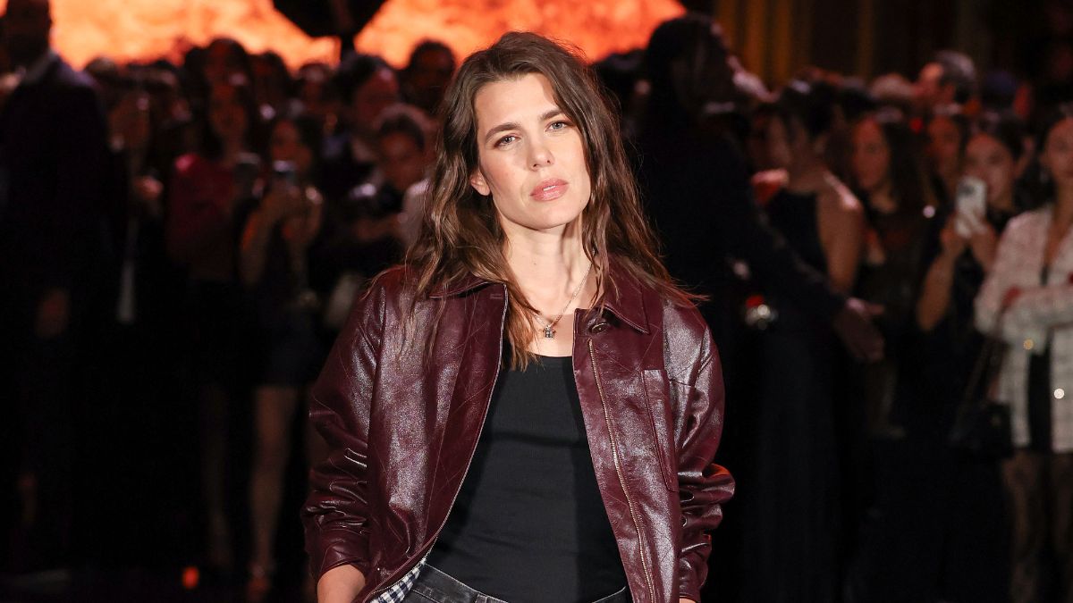 Η Charlotte Casiraghi υπογράφει το πρώτο της βιβλίο και μιλά για όσα τη διαμόρφωσαν – Οι απώλειες και οι ρωγμές της ζωής της