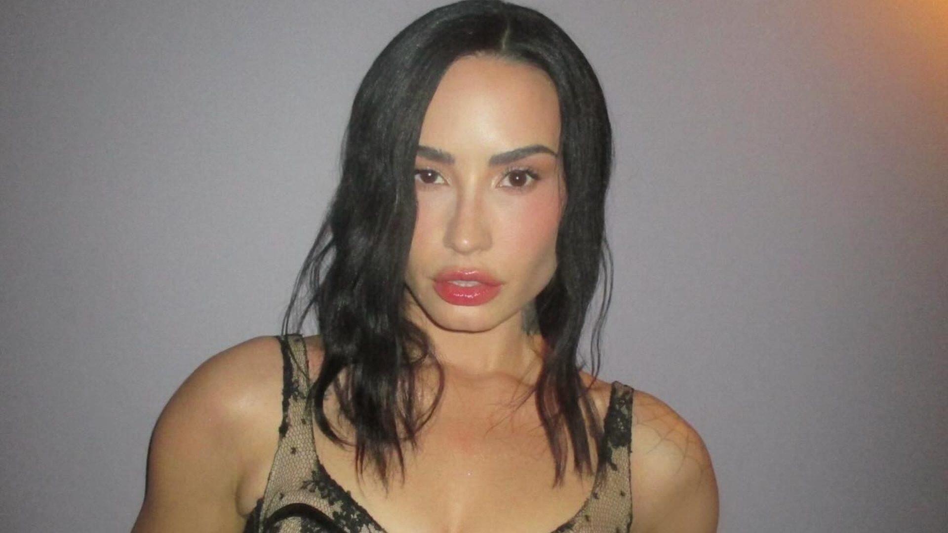 Το μανικιούρ της Demi Lovato αποδεικνύει ότι τα κοντά νύχια μόνο βαρετά δεν είναι 1