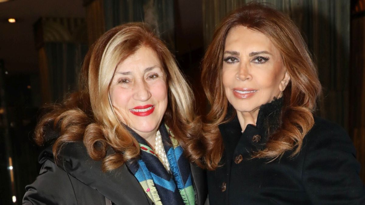 Η Μιμή Ντενίση και η αδελφή της στο θέατρο – Η κοινή έξοδος για τα γενέθλια της Σοφίας Ντενίση 1