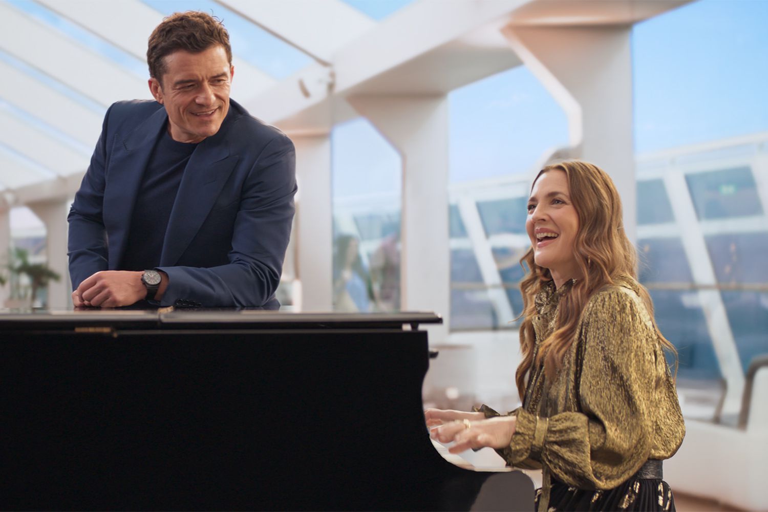 Η Drew Barrymore σπάει πιάτα και φωνάζει «Ώπα!» σε viral βίντεο με τον Orlando Bloom 1