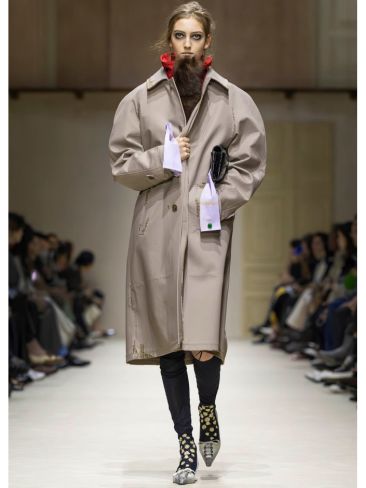 Prada Fall/Winter 2026- Η γκαρνταρόμπα που «ντύνεται» όπως ζούμε 4