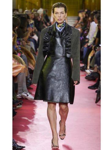 The Tradwife Apron: Όταν η ποδιά επιστρέφει ως σύμβολο 2