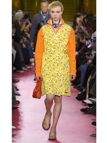 The Tradwife Apron: Όταν η ποδιά επιστρέφει ως σύμβολο 3