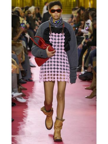 The Tradwife Apron: Όταν η ποδιά επιστρέφει ως σύμβολο 3