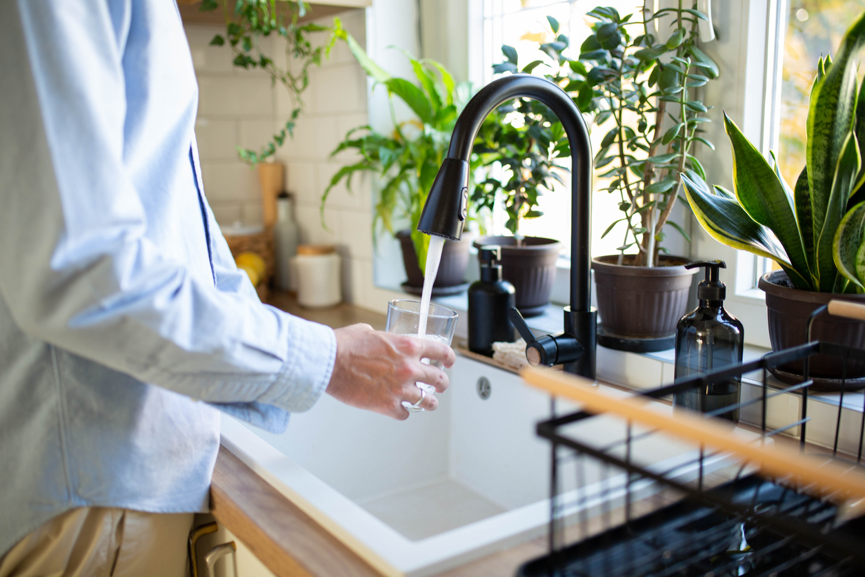 Γιατί το νερό βρύσης είναι τελικά πιο ασφαλές από το εμφιαλωμένο – Τι αποκαλύπτει γιατρός του Χάρβαρντ 1