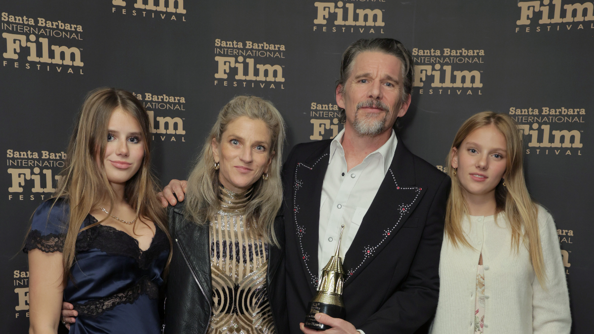 Ο Ethan Hawke σε μια σπάνια εμφάνιση με τη σύζυγο και τις μικρότερες κόρες του