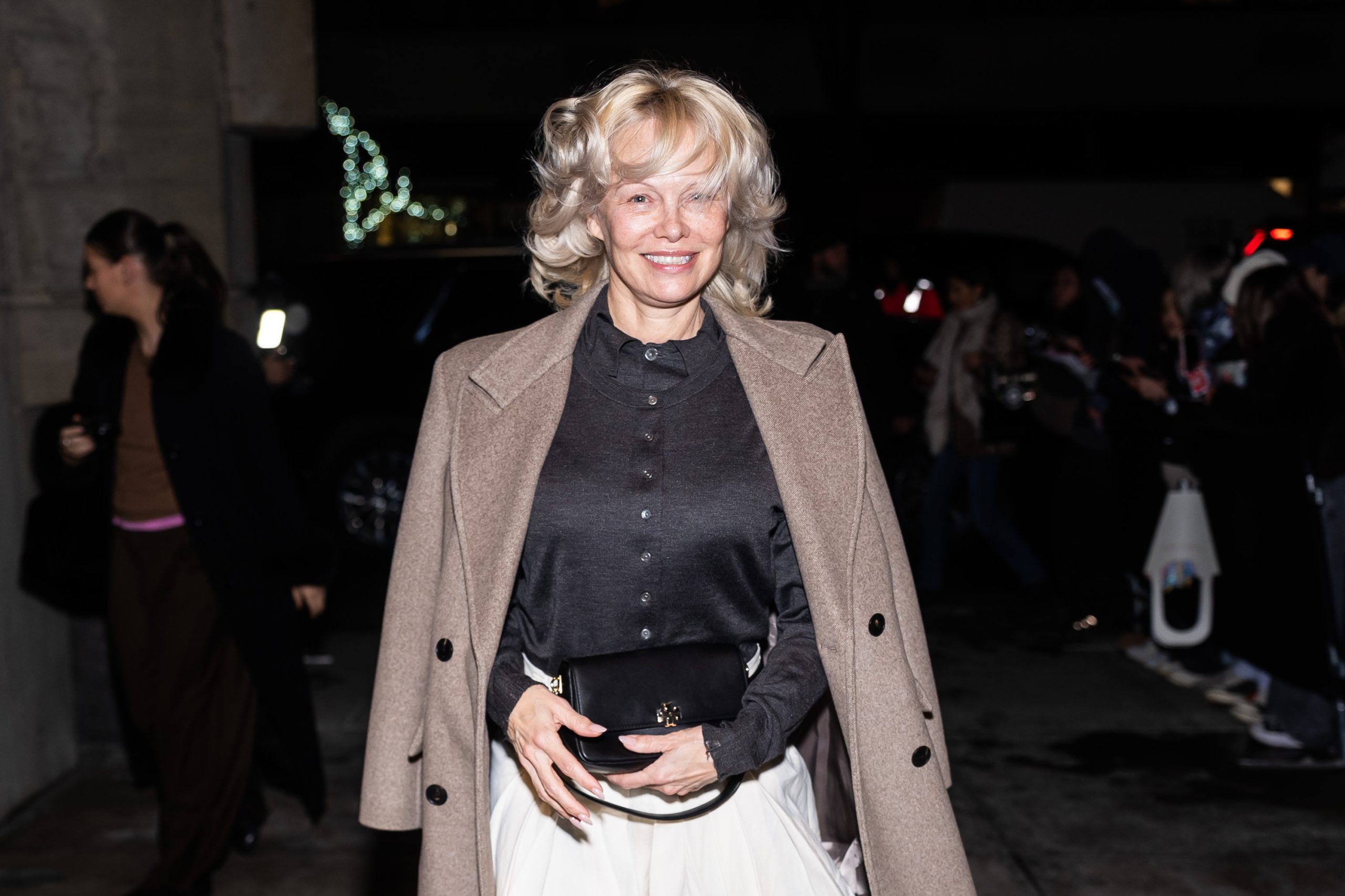 Η Pamela Anderson έφερε την άνοιξη στο κόκκινο χαλί της Berlinale 1