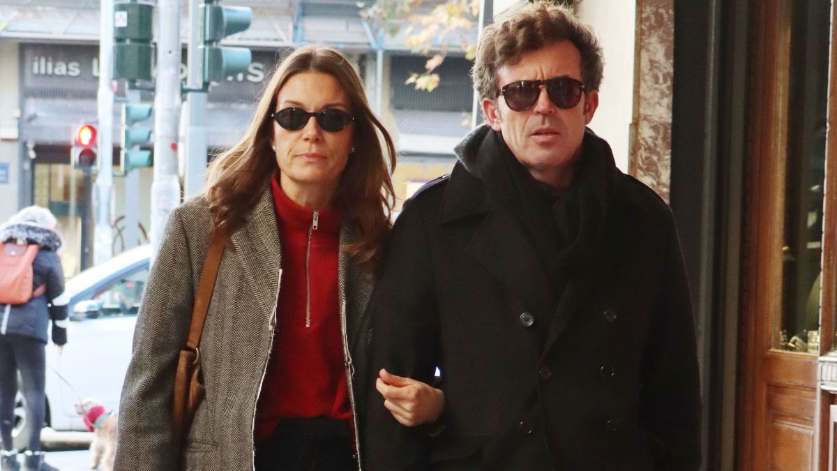 Η Βίκυ Καγιά με την απόλυτη τάση του χειμώνα: quarter-zip πουλόβερ σε σκούρο κόκκινο