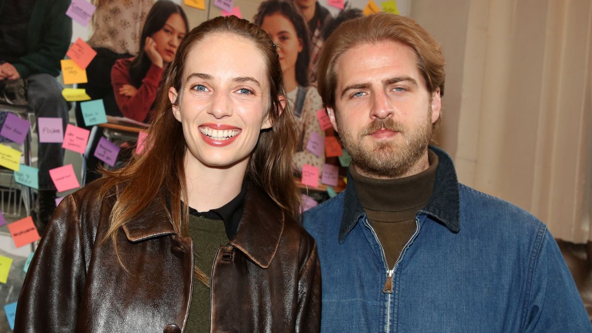 Maya Hawke: Η κόρη των Ethan Hawke και Uma Thurman παντρεύτηκε ανήμερα του Αγίου Βαλεντίνου με υπέροχο retro νυφικό 1