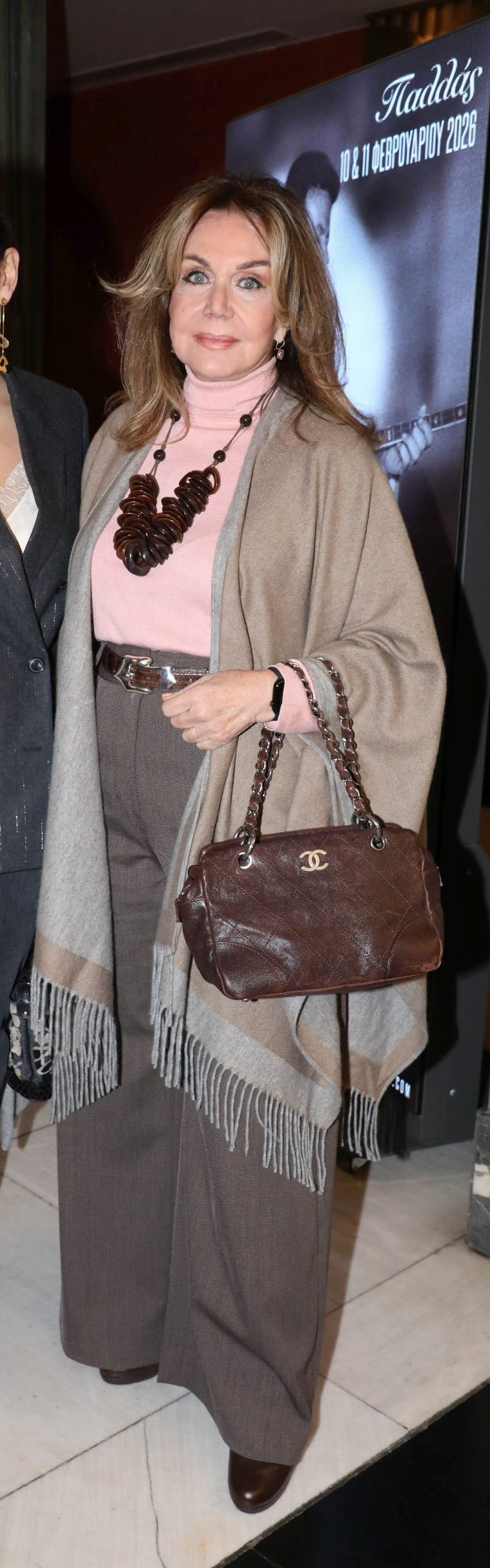 Ροζ με καφέ: Το look της Αγάπης Πολίτη είναι η κομψή εναλλακτική για τα Valentine’s σύνολα 2