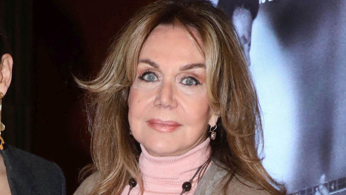 Ροζ με καφέ: Το look της Αγάπης Πολίτη είναι η κομψή εναλλακτική για τα Valentine’s σύνολα 1