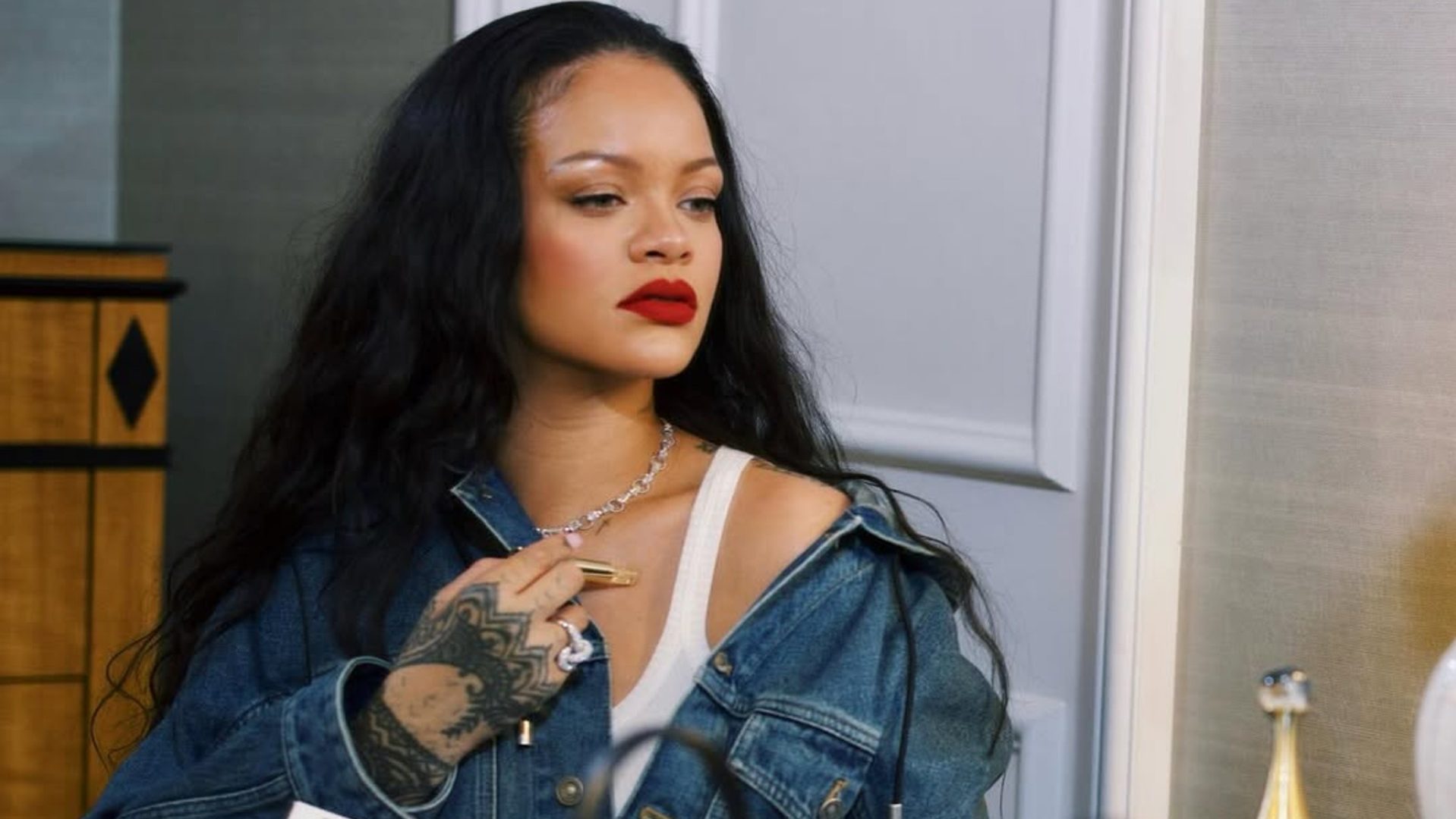 Η Rihanna συνδύασε δύο ανοιξιάτικα nail trends στο νέο της μανικιούρ 1