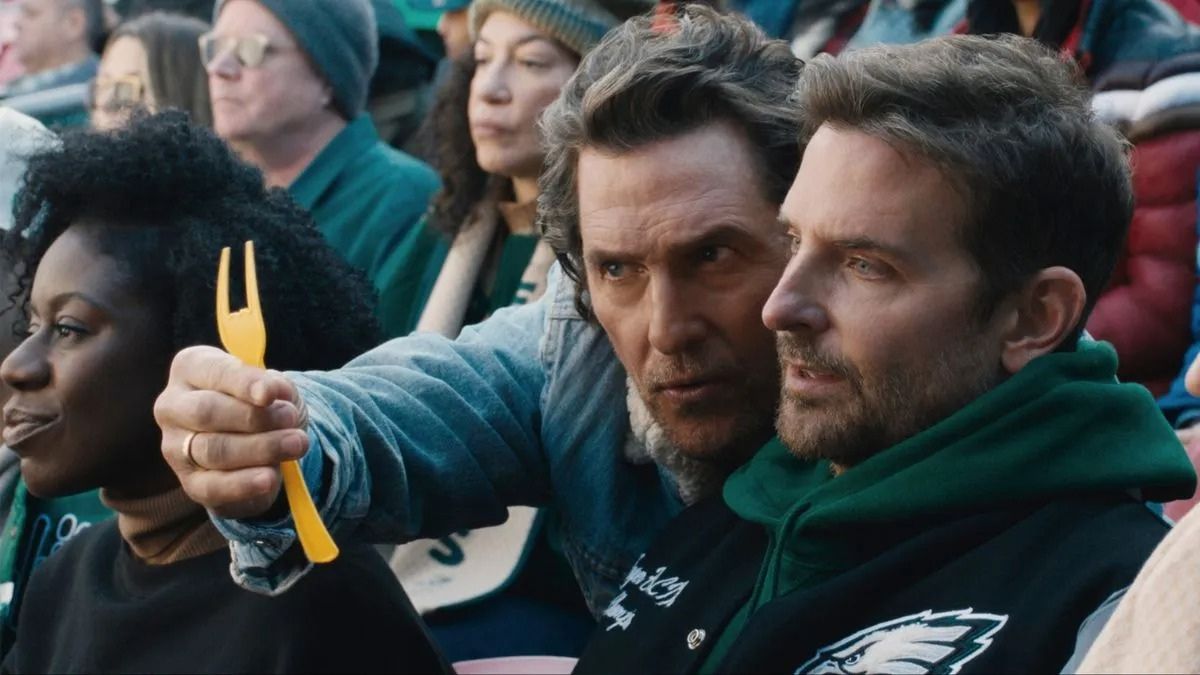 Ο Matthew McConaughey και ο Bradley Cooper «κοντράρονται» στη νέα διαφήμιση του Super Bowl και είναι απολαυστικοί