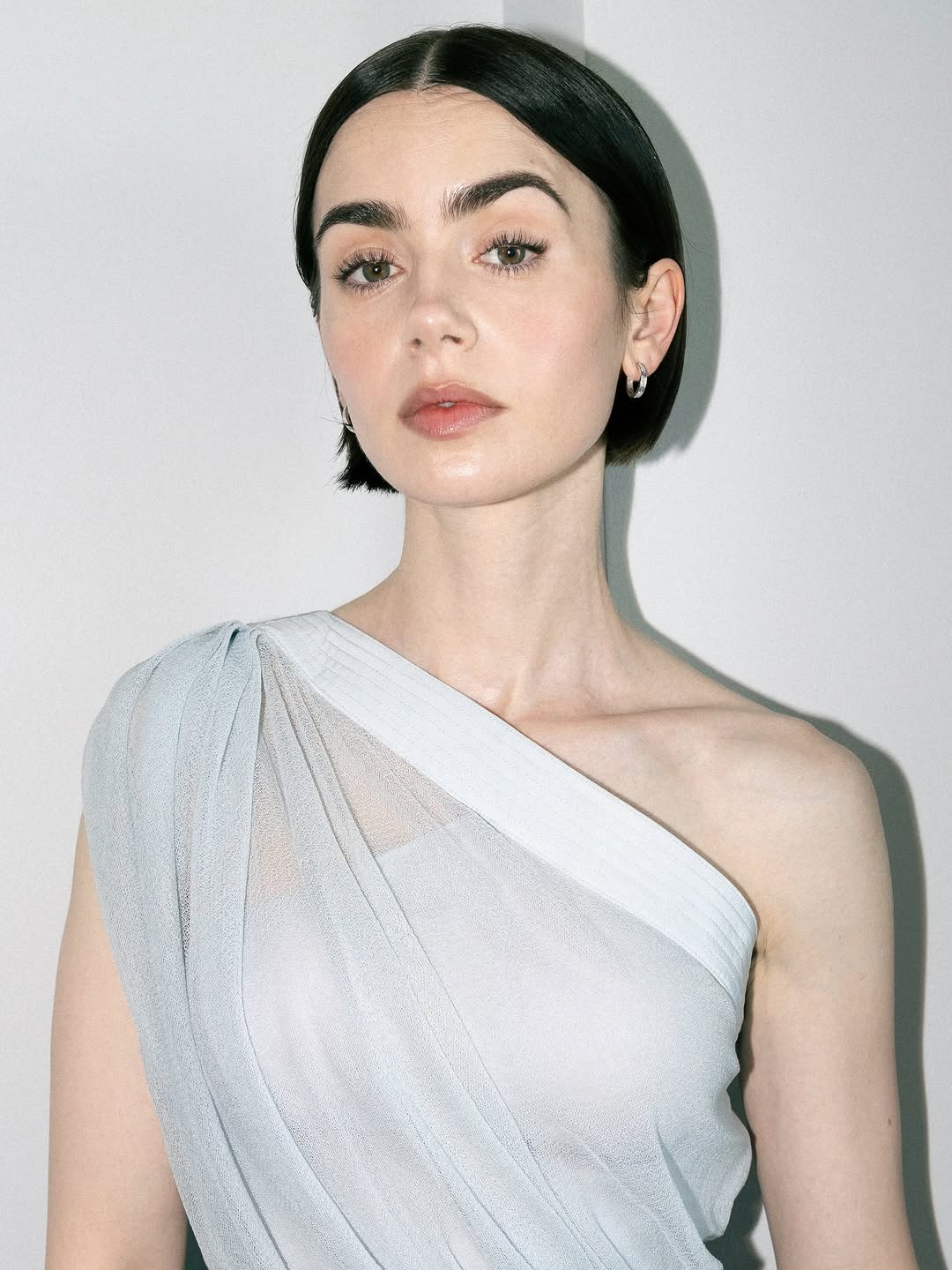 Lily Collins: Το ανανεωμένο καρέ της είναι η απόλυτη έμπνευση για κοντά μαλλιά 3