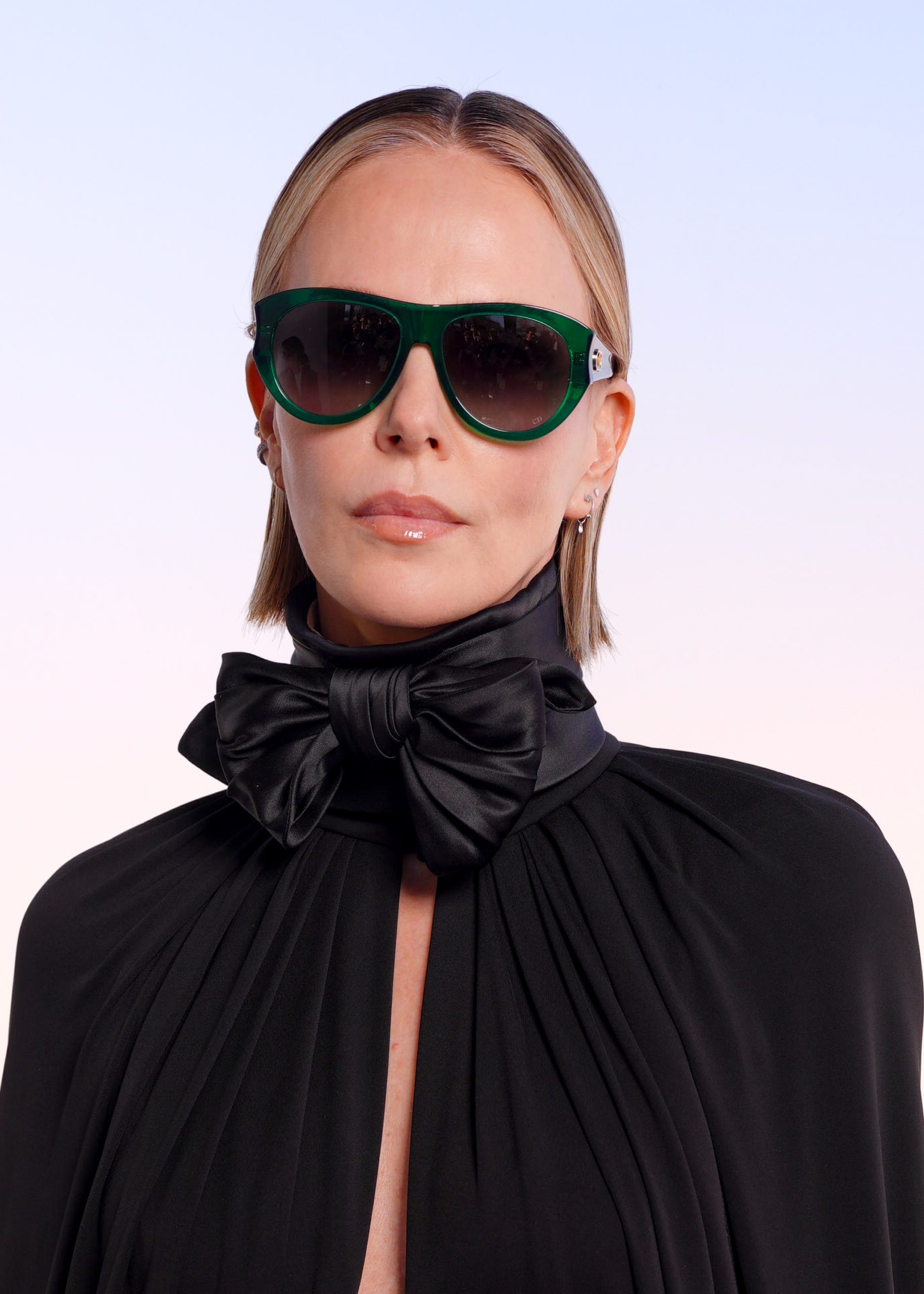 Η Charlize Theron στο show του Dior με sleek bob και 90’s highlights 3