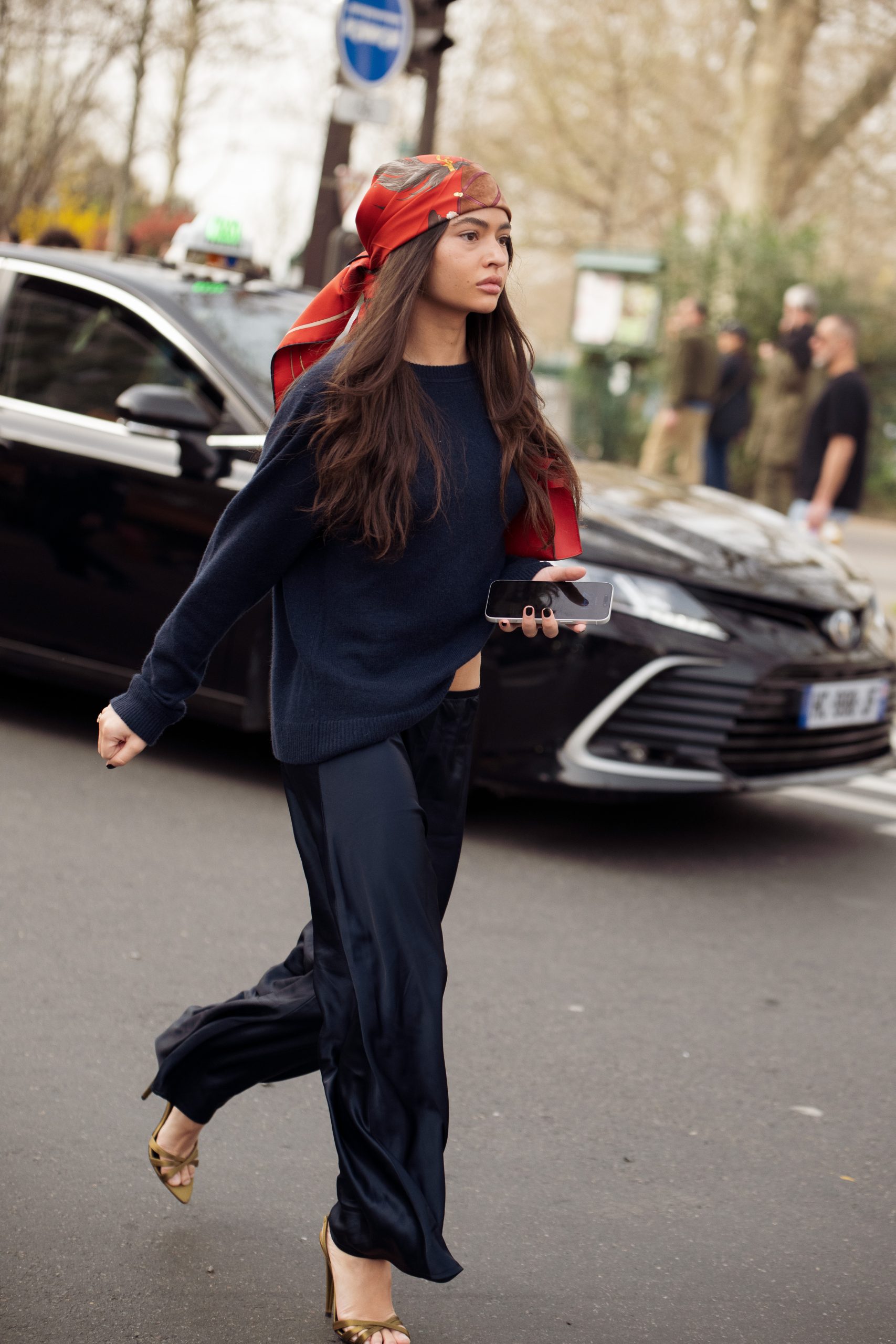 Τα σατέν παντελόνια έρχονται στα πιο πολυτελή και κομψά ανοιξιάτικα looks 2