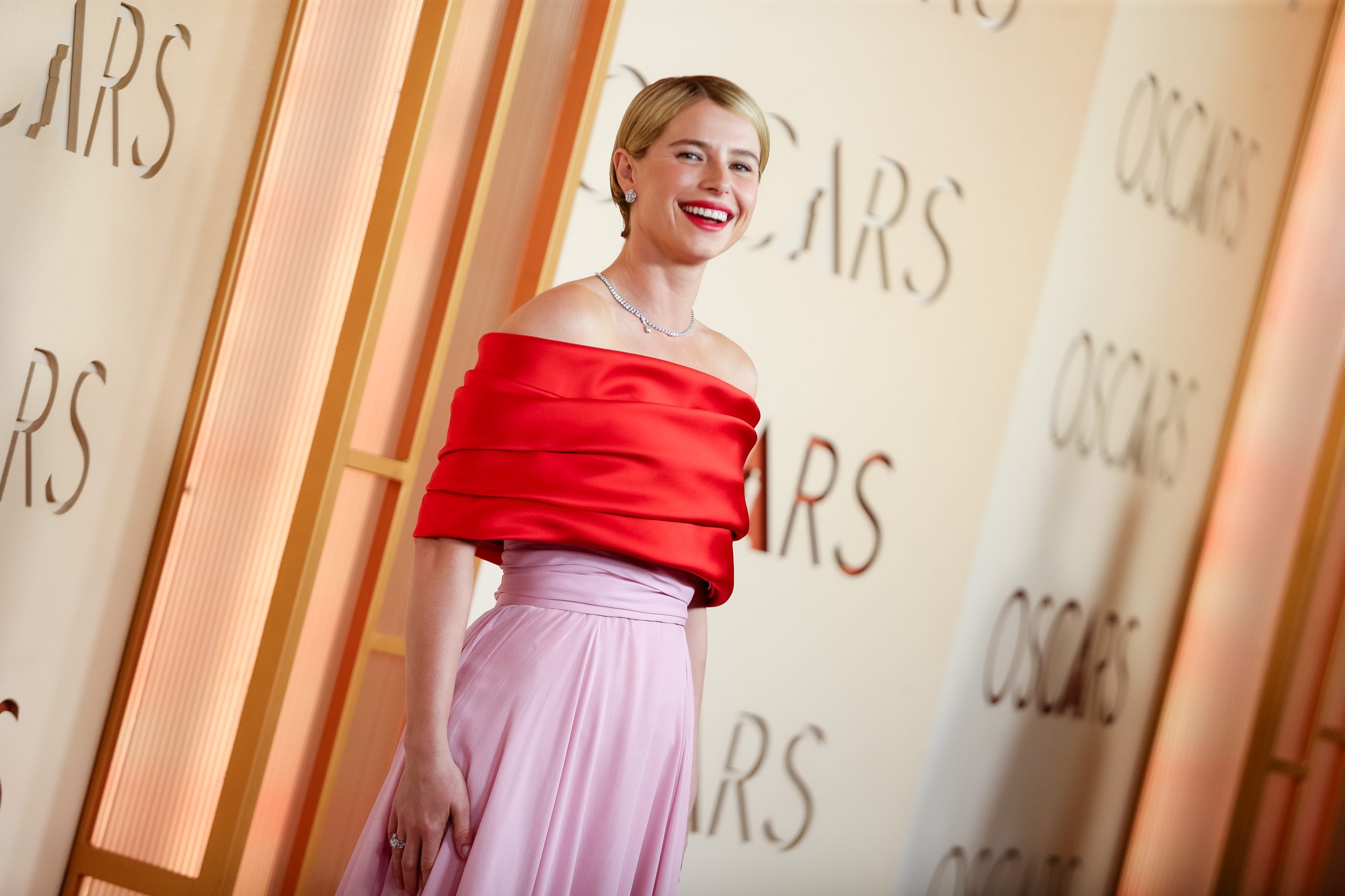 Oscar 2026: Οι πρώτες εντυπωσιακές εμφανίσεις στο κόκκινο χαλί 1