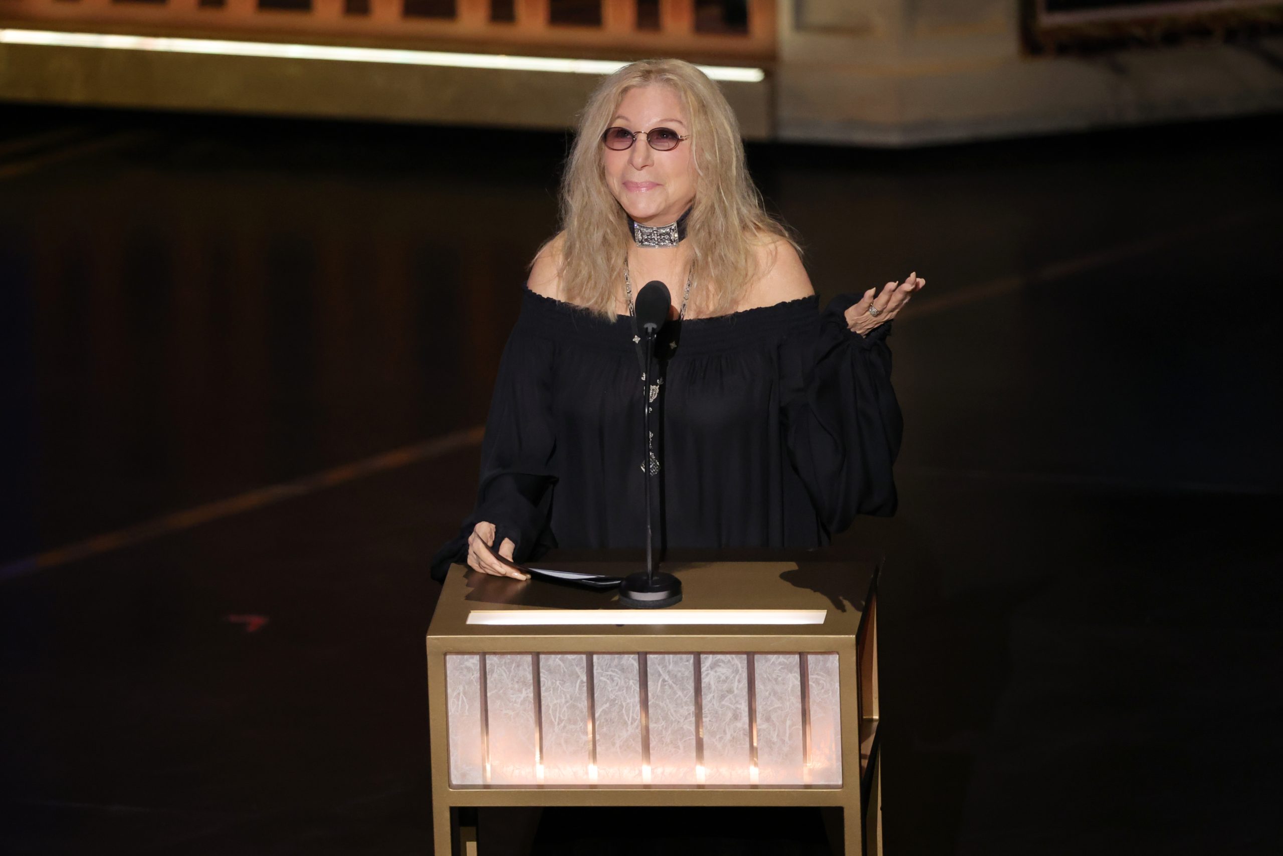 Barbra Streisand: Η πρώτη της δημόσια εμφάνιση έπειτα από δύο χρόνια και το συγκινητικό της αφιέρωμα στο Robert Redford στα βραβεία Όσκαρ 1