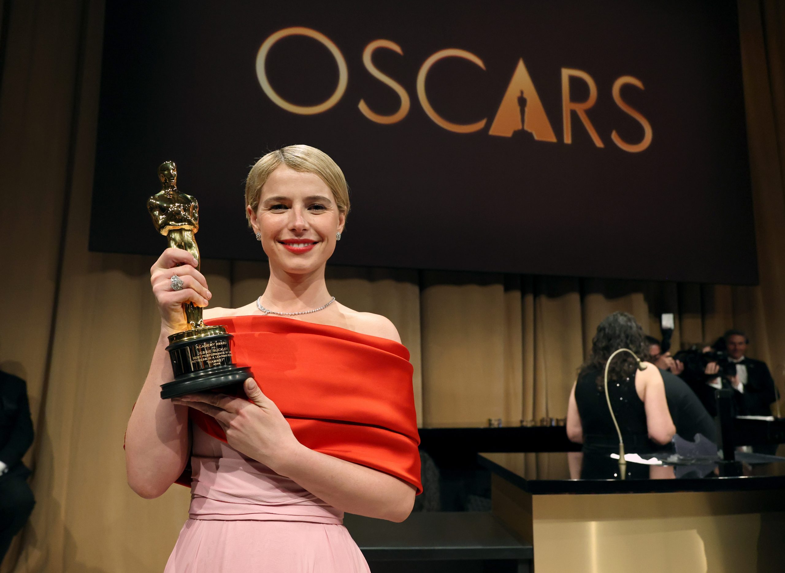 Oscars 2026: Η Jessie Buckley συγκινεί με την ομιλία της για τη μητρότητα και τον σύζυγό της μετά τη νίκη για το Hamnet 1