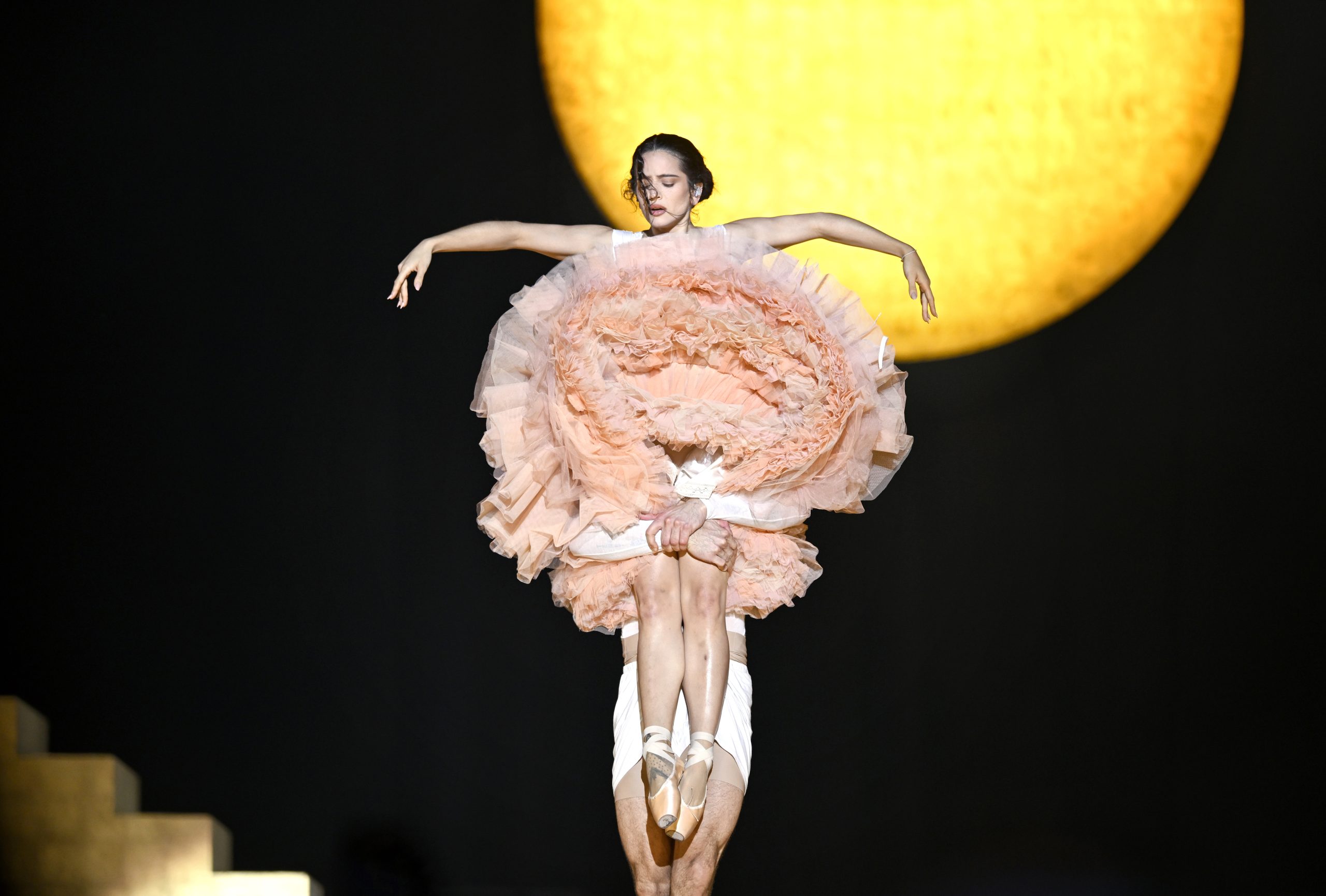 Δημήτρης Παπαϊωάννου: Ο Έλληνας σκηνοθέτης και χορογράφος που συνεργάστηκε με την Rosalía στη σκηνή της Λυών 1