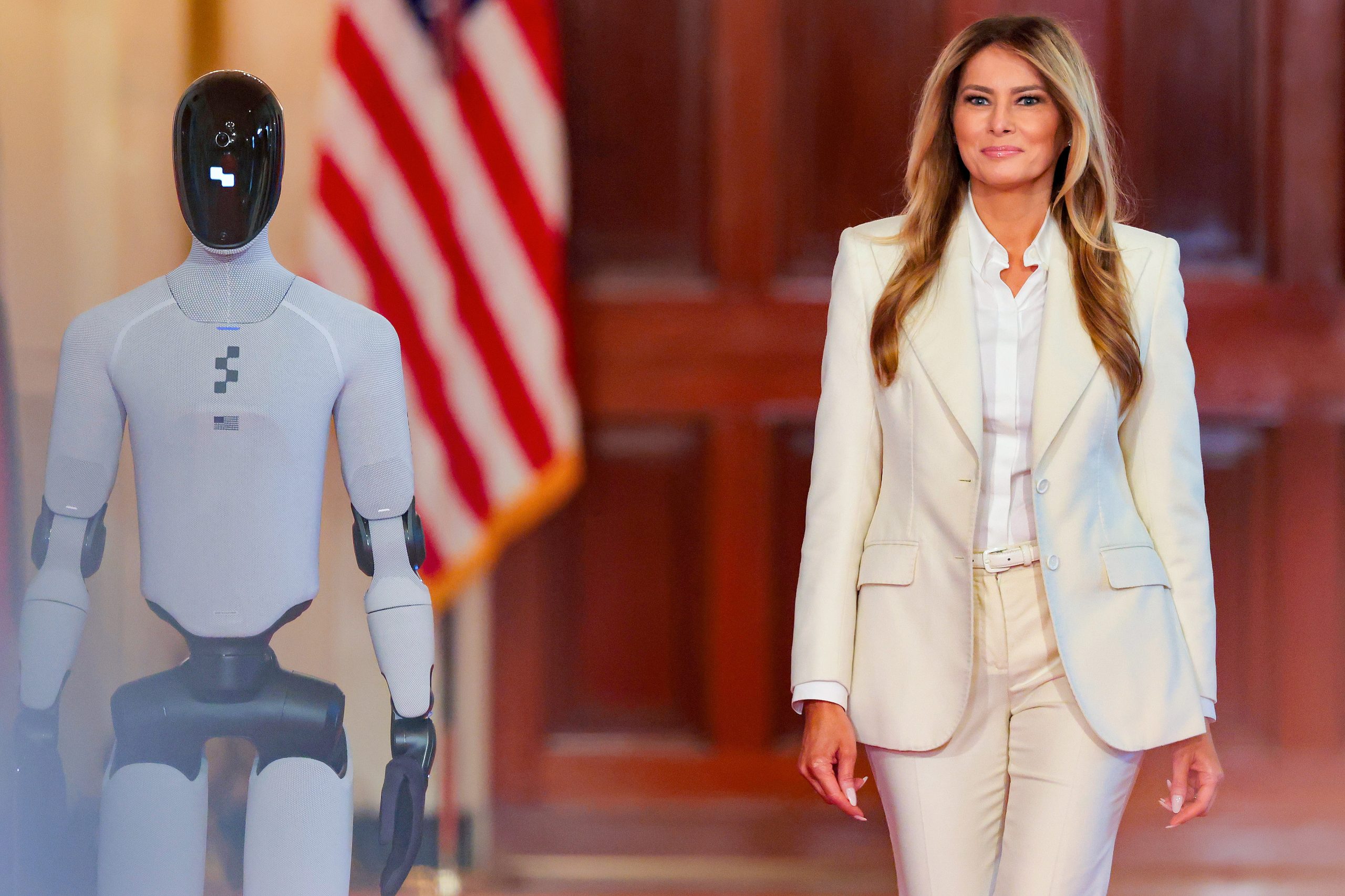 Melania Trump: Περπάτησε δίπλα σε ρομπότ στον Λευκό Οίκο – Η εικόνα που μοιάζει από το μέλλον