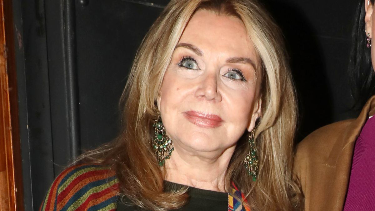 Αγάπη Πολίτη: Η νέα κομψή εμφάνιση με statement πανωφόρι