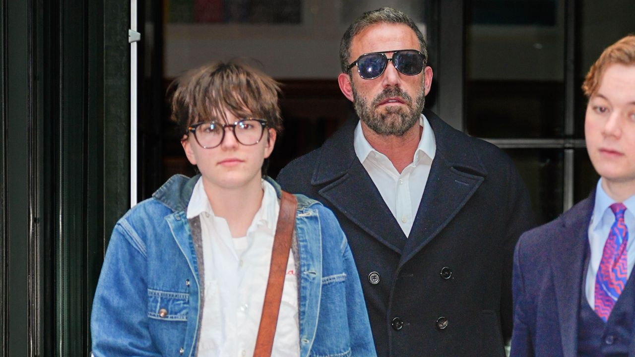 Ben Affleck: Σπάνια έξοδος στη Νέα Υόρκη με τον 17χρονο τρανς γιο του Finn