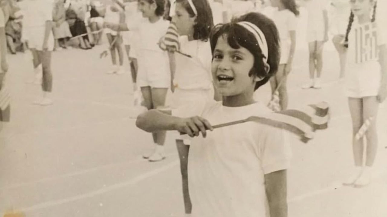 Η σπάνια παιδική φωτογραφία της Άλκηστις Πρωτοψάλτη λίγο πριν την παρέλαση της 25ης Μαρτίου