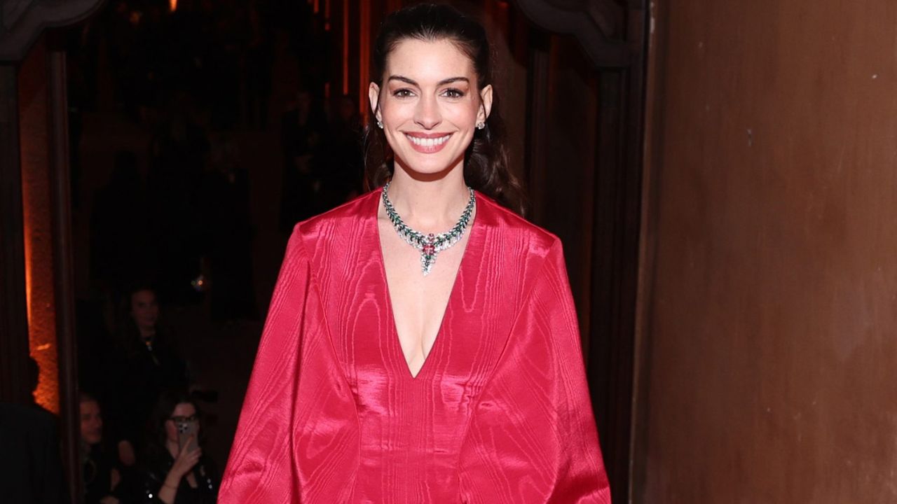 Anne Hathaway: «Νιώθω πολύ εξαντλημένη» – Η δύσκολη ισορροπία ανάμεσα σε μητρότητα και καριέρα