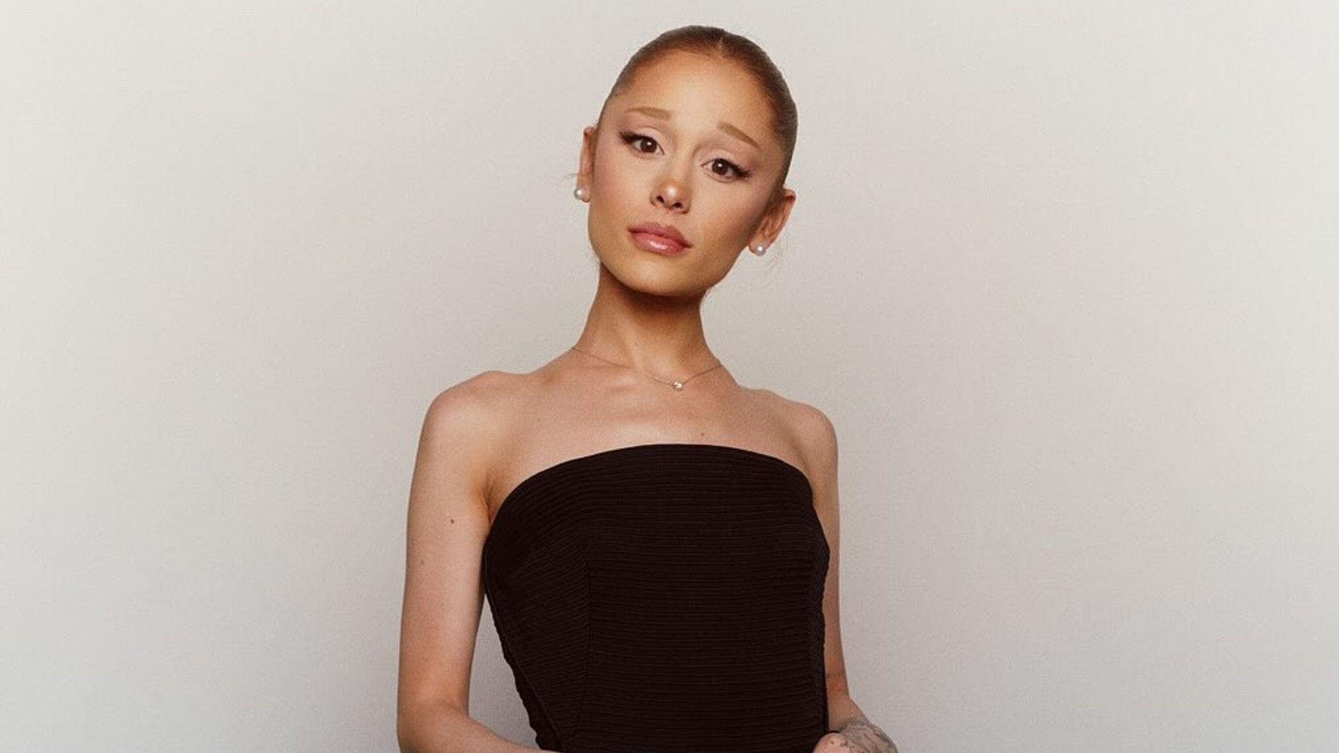 H Ariana Grande εμπνεύστηκε από τα hair looks της Carolyn Bessette-Kennedy 1