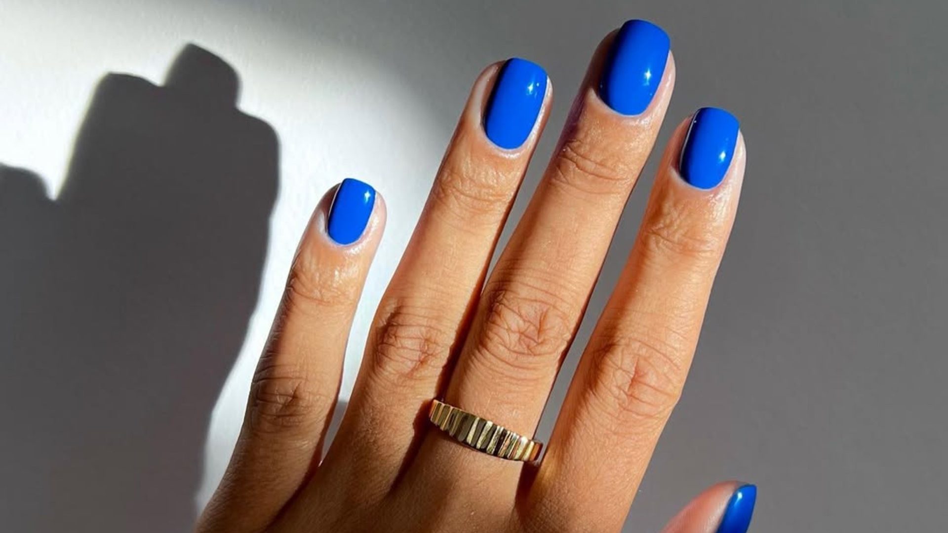 Τα μπλε νύχια είναι trend- Τα nail designs που αξίζει να υιοθετήσετε 1