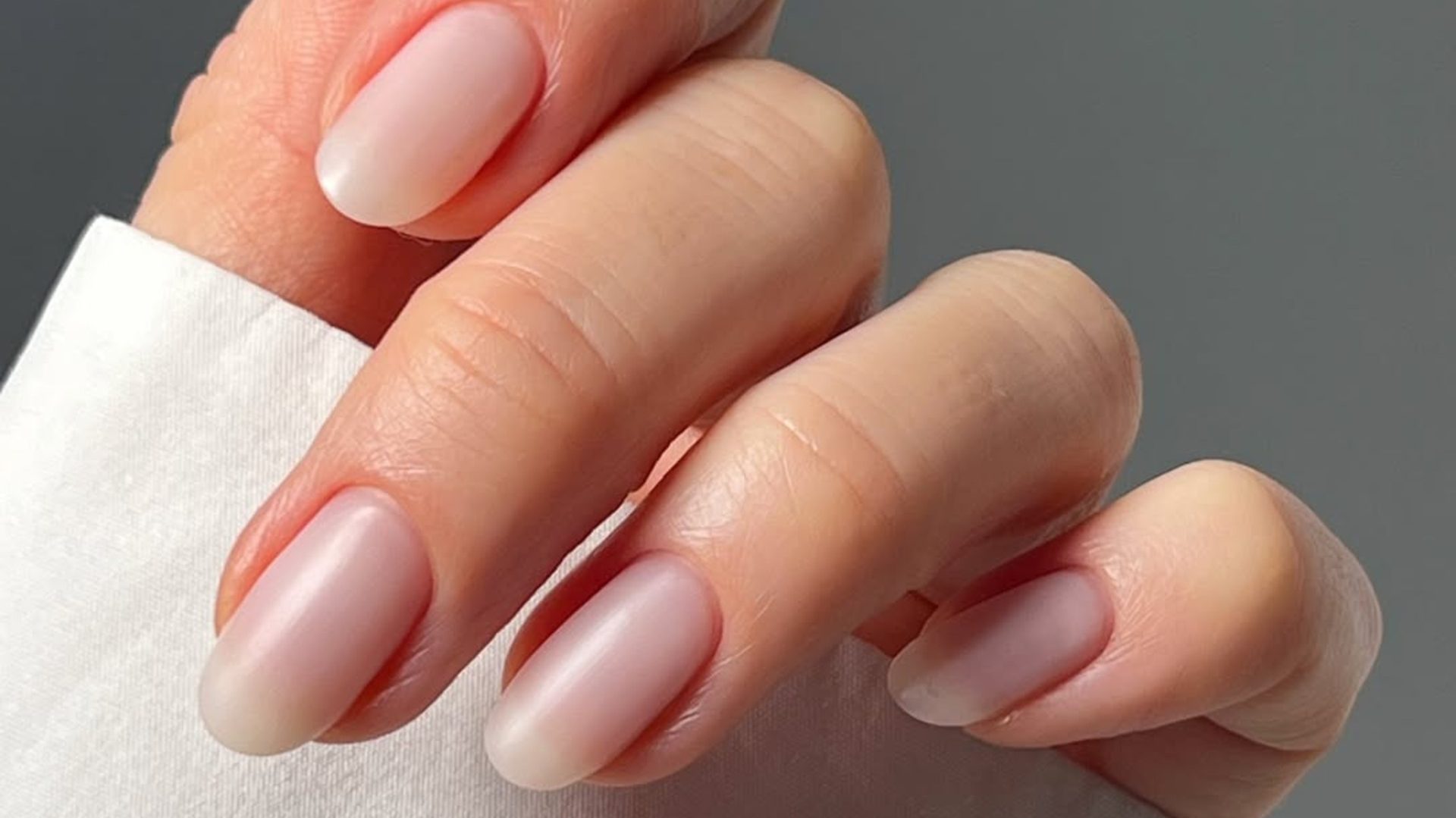 Blurred nails: H πιο μίνιμαλ τάση της άνοιξης που θα λατρέψετε 1