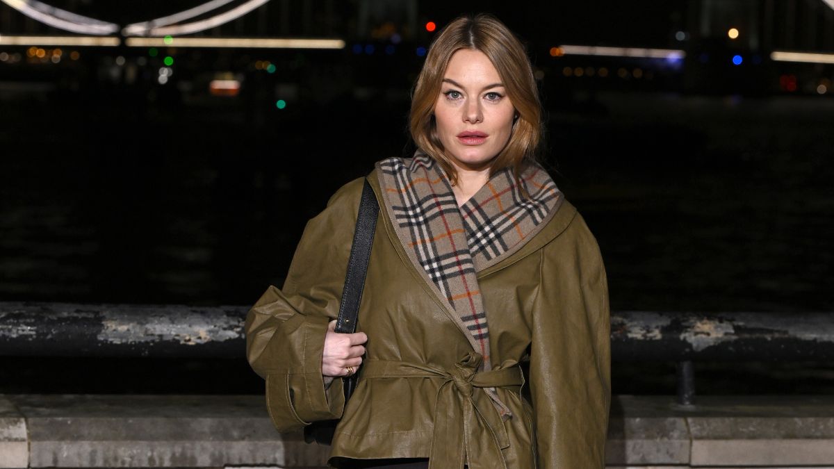 Camille Rowe: Η πρώτη δημόσια εμφάνιση μετά τη γέννηση του παιδιού της με τον Τεό Νιάρχο 1