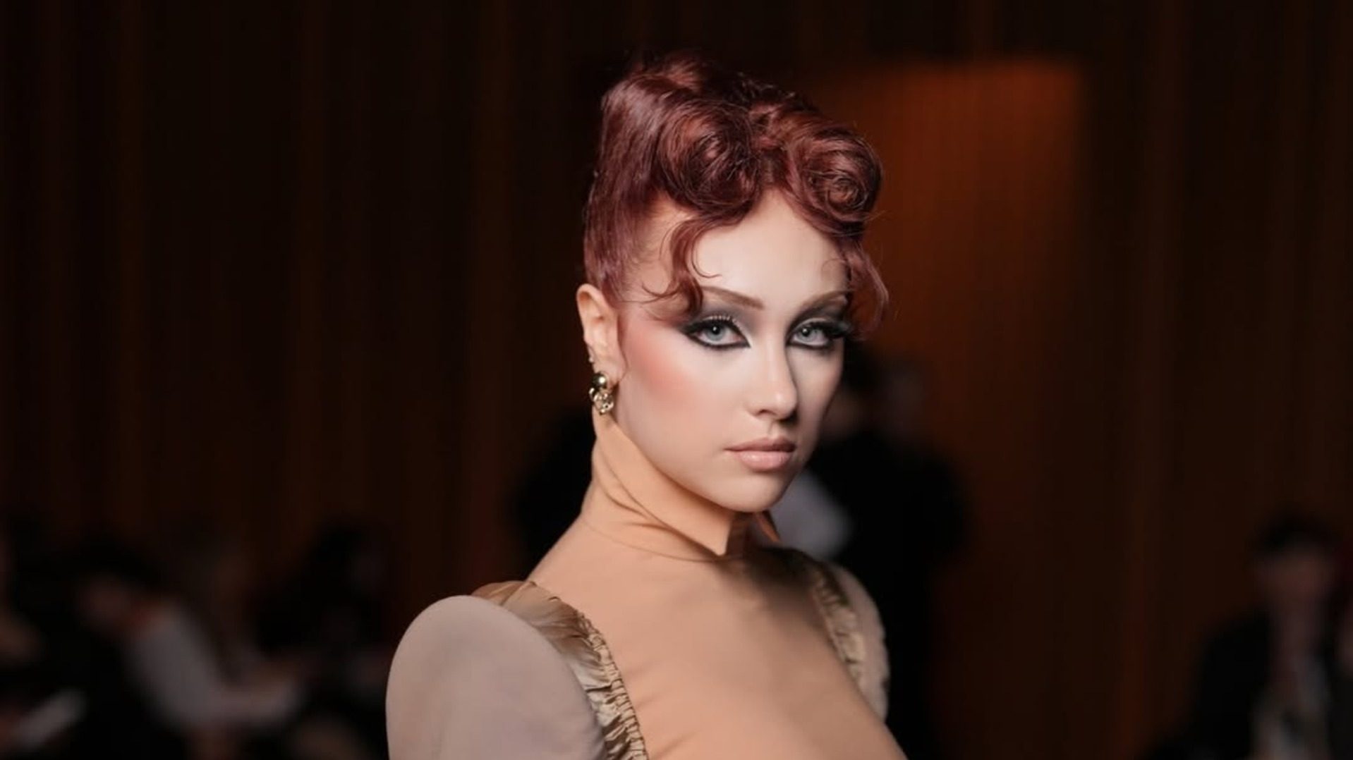 Το ιδιαίτερο σινιόν της Chappell Roan στην Εβδομάδα Μόδας στο Παρίσι 1