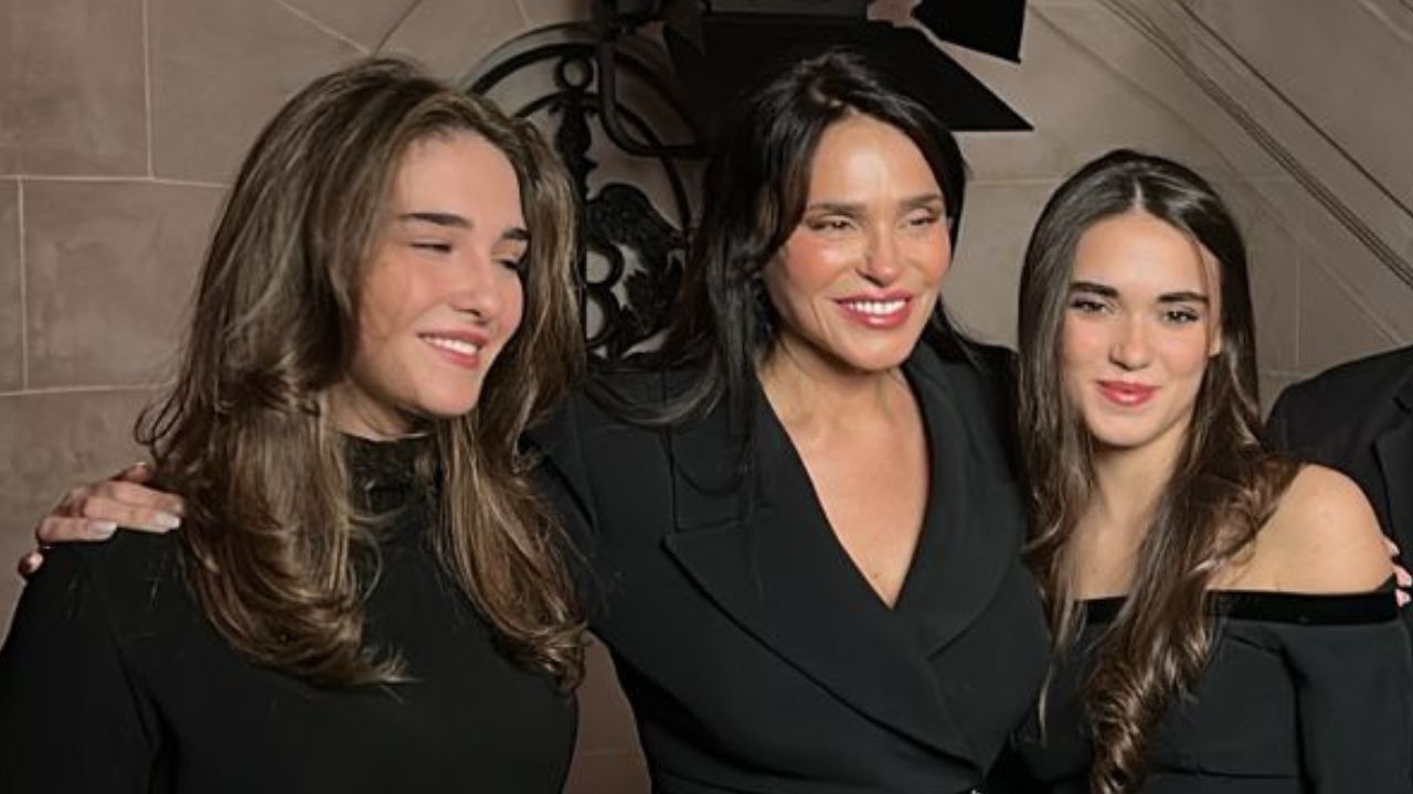 Η Σίλια Κριθαριώτη φωτογραφίζει τις 19χρονες δίδυμες κόρες της– Σπάνιες οικογενειακές στιγμές