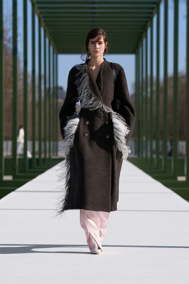 Dior FW 2026-27: Η άνοιξη μέσα στο φθινόπωρο του Jonathan Anderson 6