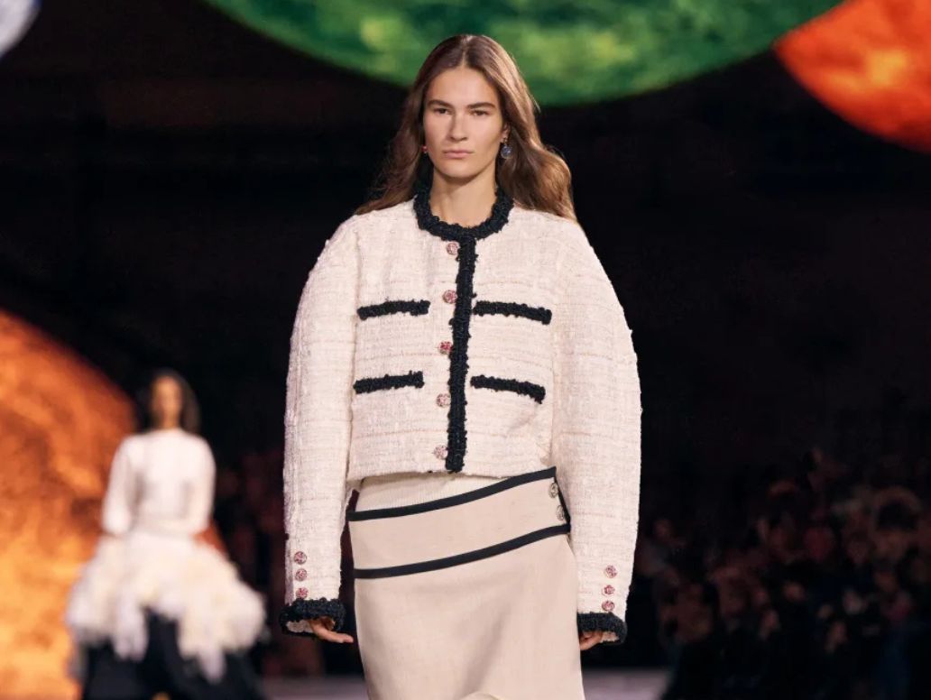 Cropped Tweed Jacket: Το σακάκι που κάνει το τζιν να μοιάζει παριζιάνικο 1