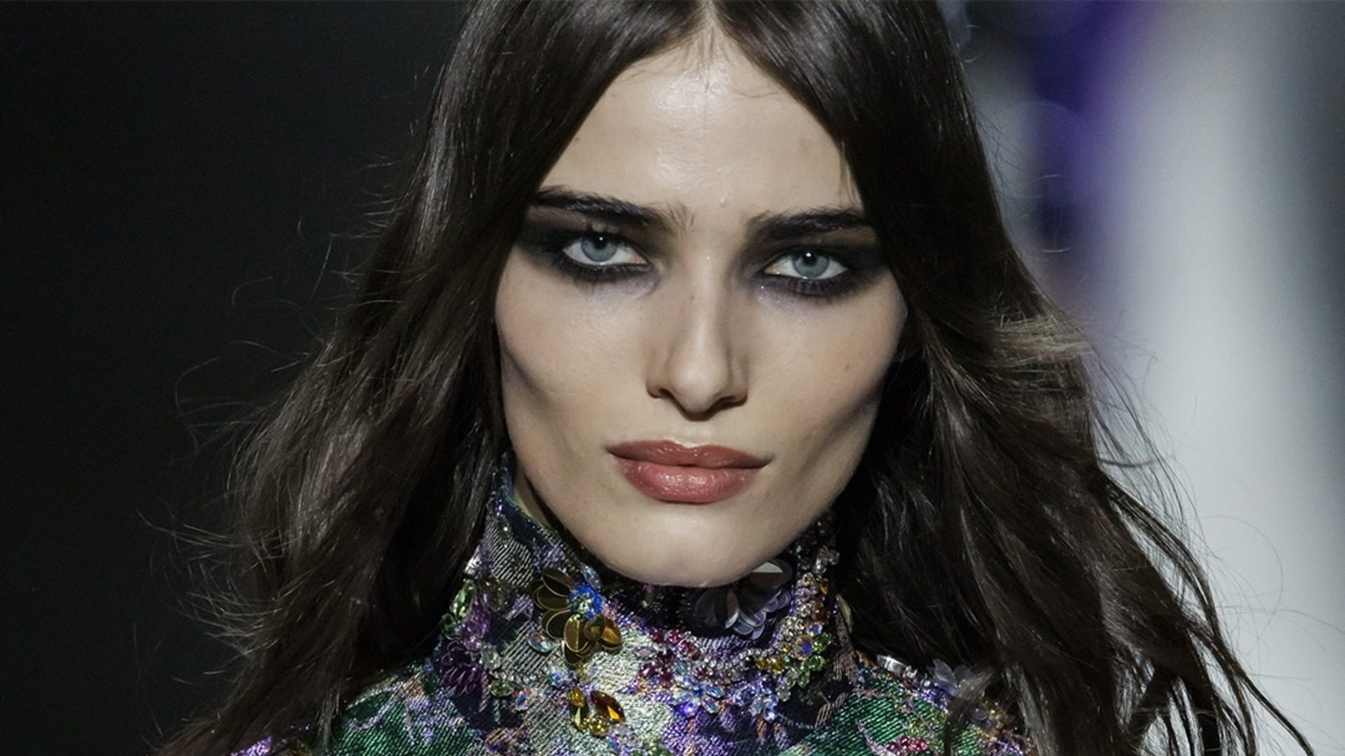 Ο οίκος Gucci το είπε και το έκανε: το party-girl makeup είναι in