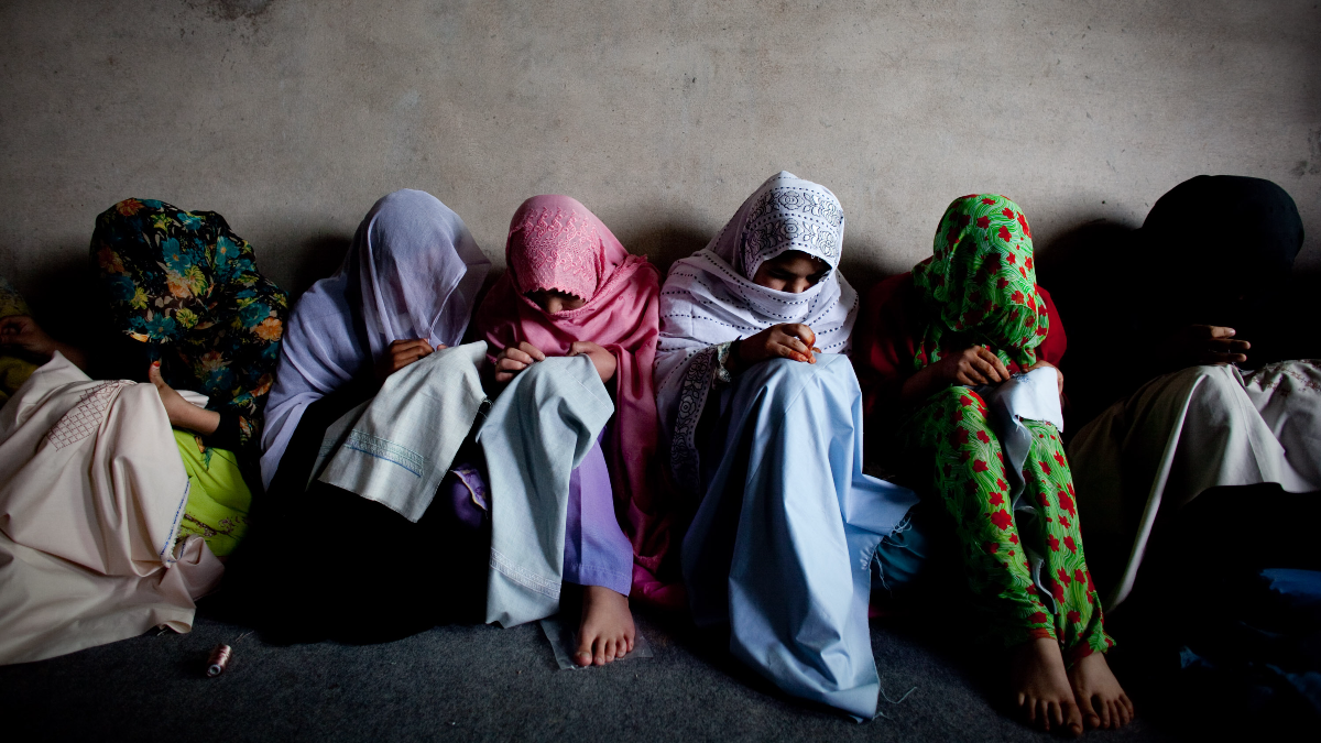 Στο Αφγανιστάν επιτρέπεται ο ξυλοδαρμός γυναικών, αρκεί να μην αφήνει σημάδια – Τι αναφέρει η νέα νομοθεσία των Ταλιμπάν