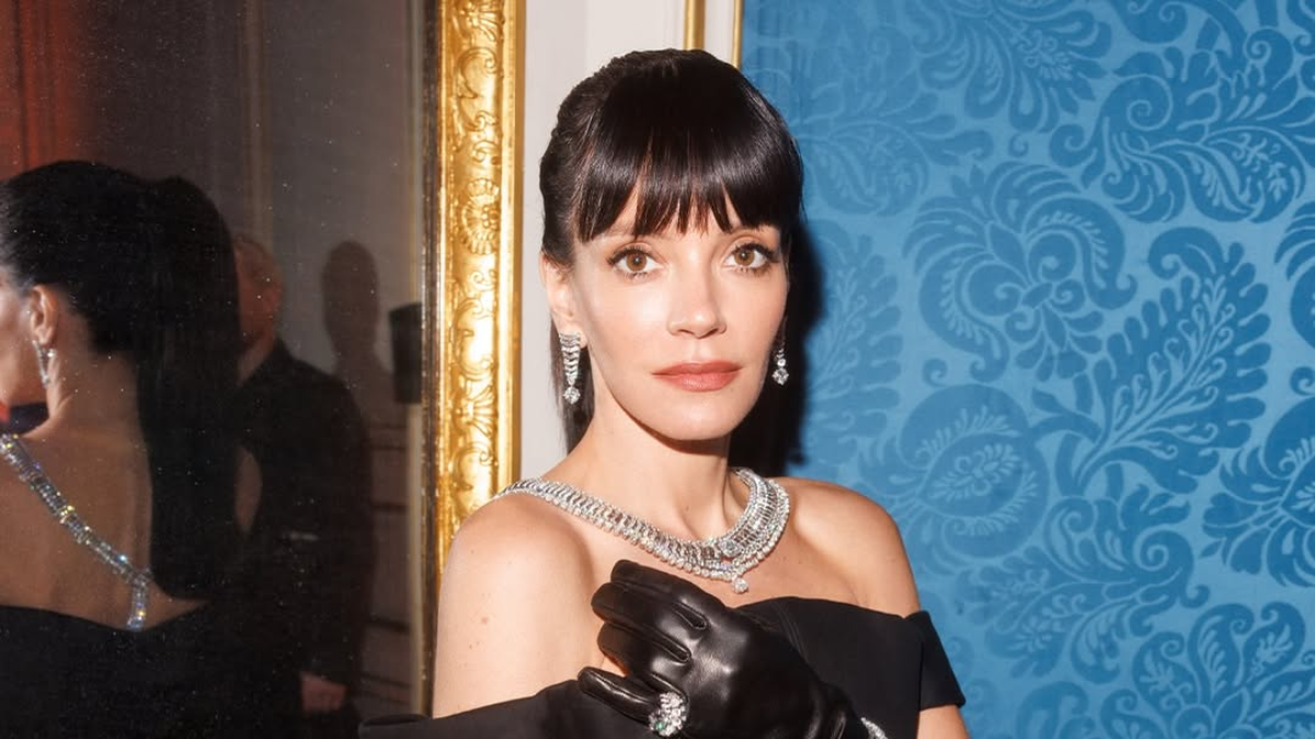 Lily Allen: Εμφανίστηκε με φόρεμα από αποδείξεις δώρων που είχε κάνει ο πρώην σύζυγός της στις ερωμένες του