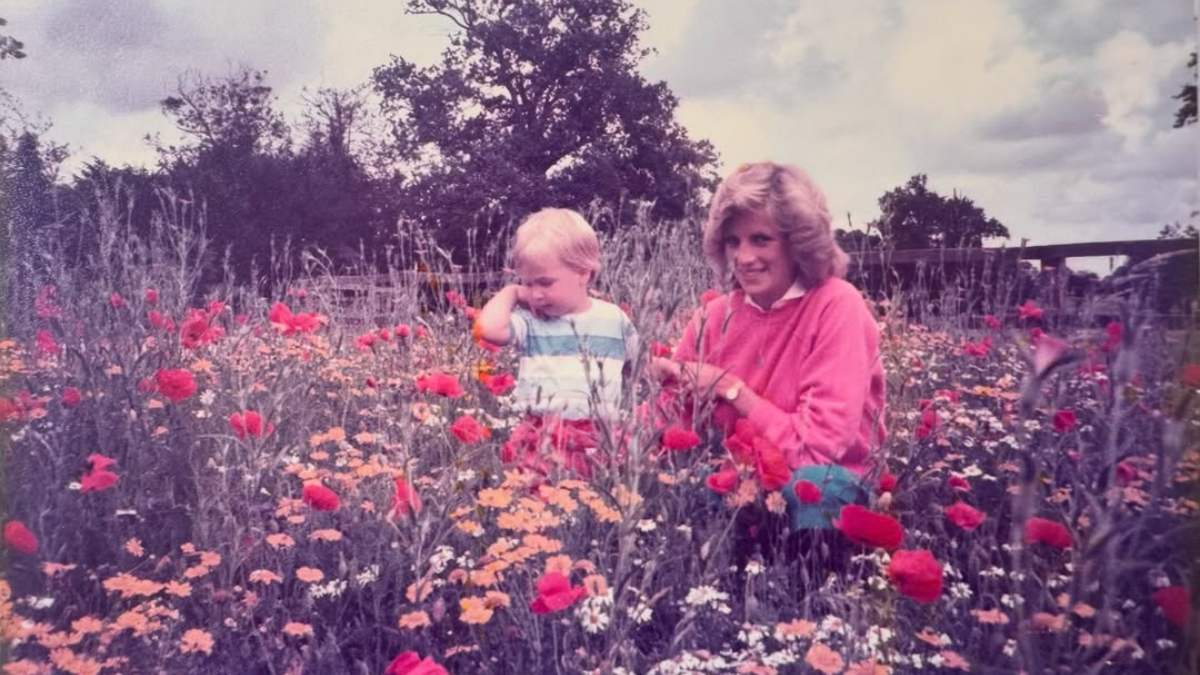 Ο πρίγκιπας William μοιράστηκε μια αδημοσίευτη φωτογραφία με την Diana από τα παιδικά του χρόνια