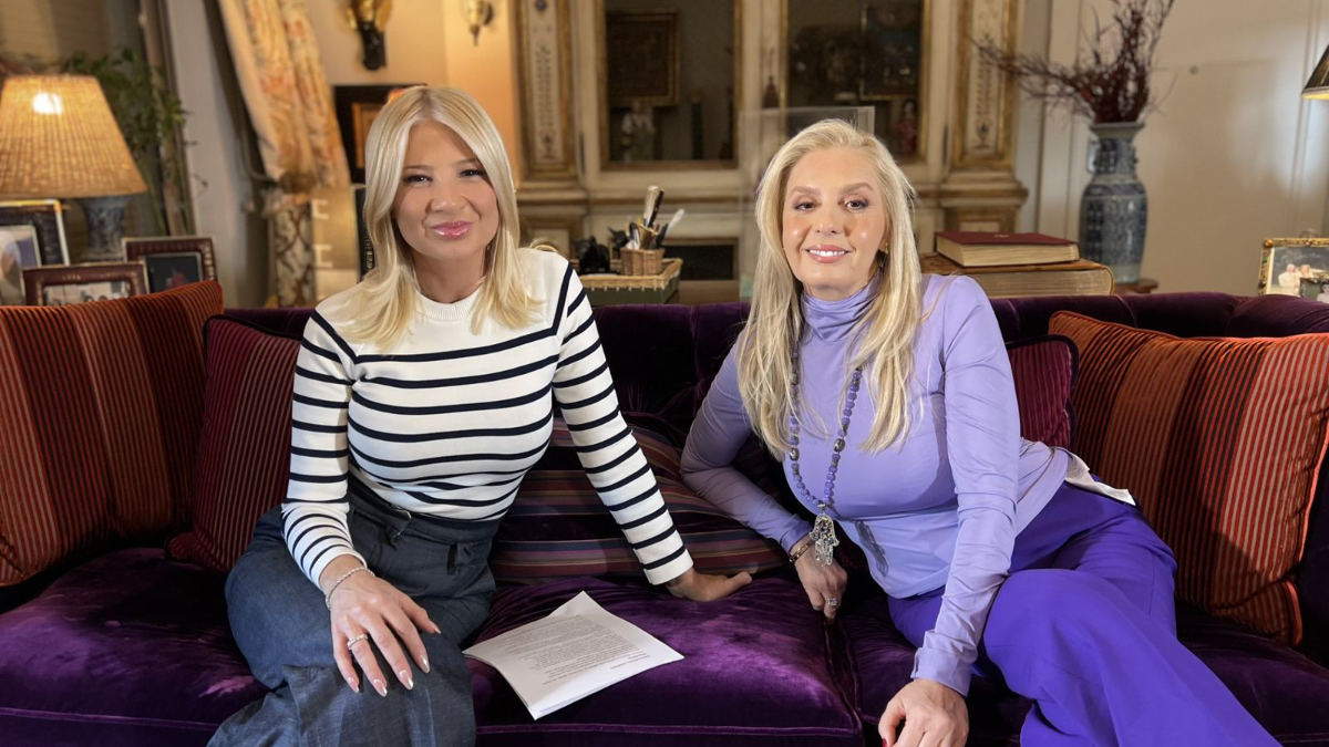 Η Έλενα Μακρή- Λυμπέρη υποδέχεται στο σαλόνι της τη Φαίη Σκορδά