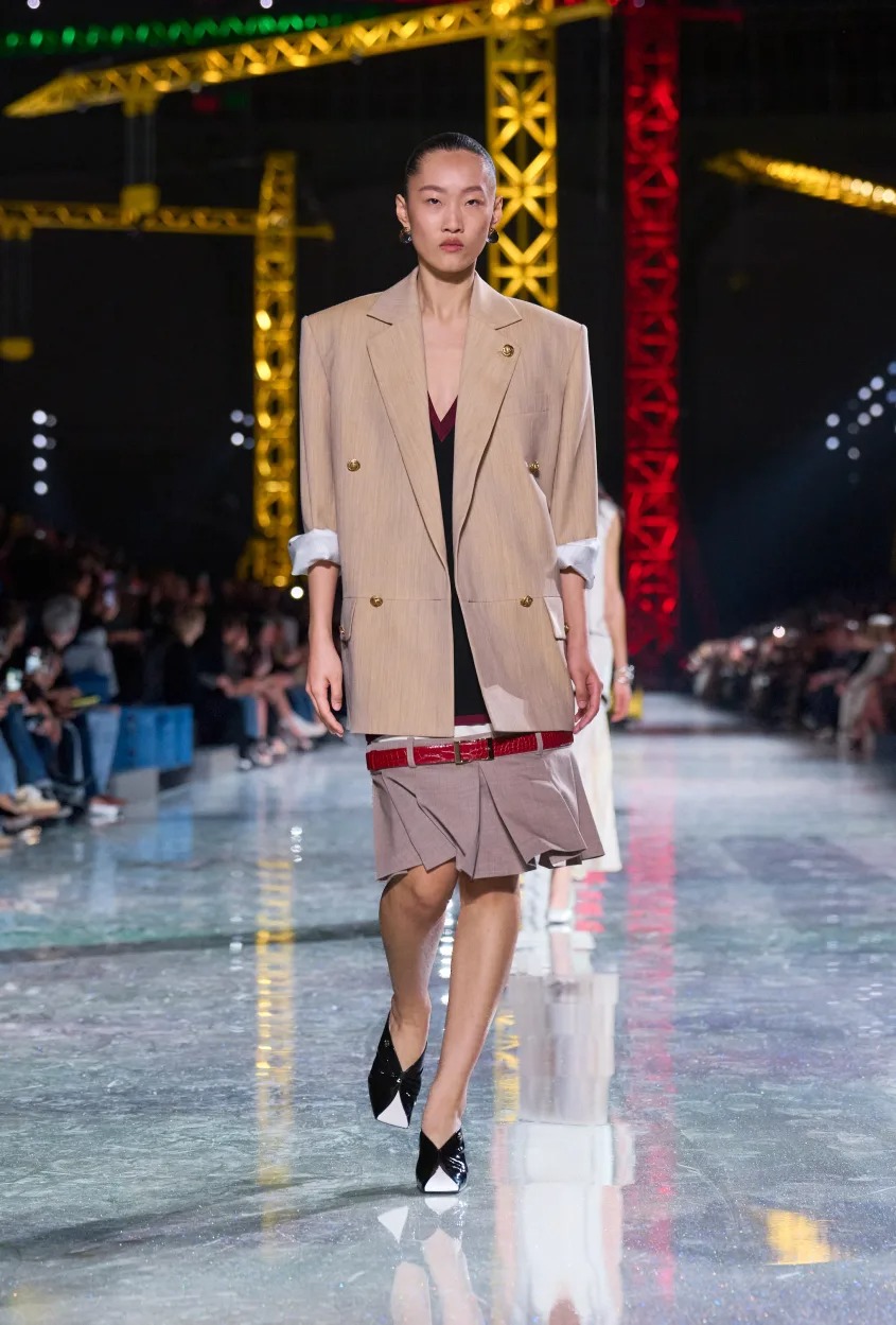 Chanel: O Matthieu Blazy παρουσίασε τη συλλογή του σε ένα γιγάντιο εργοτάξιο της μόδας 6