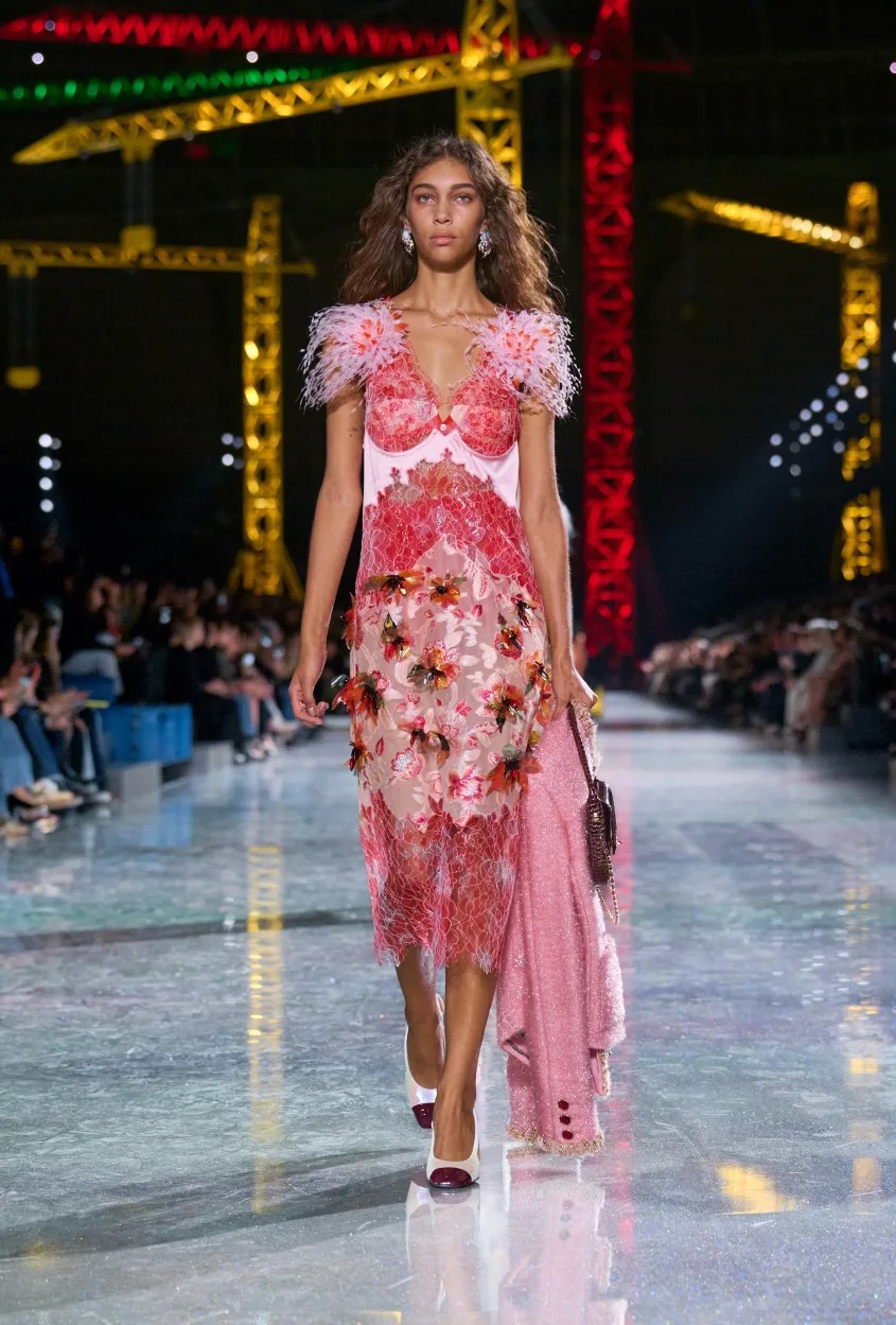 Chanel: O Matthieu Blazy παρουσίασε τη συλλογή του σε ένα γιγάντιο εργοτάξιο της μόδας 3