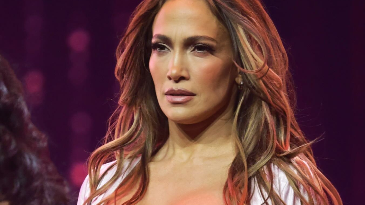 JLo: Γιόρτασε την Ημέρα της Γυναίκας φορώντας Celia Kritharioti επί σκηνής 1